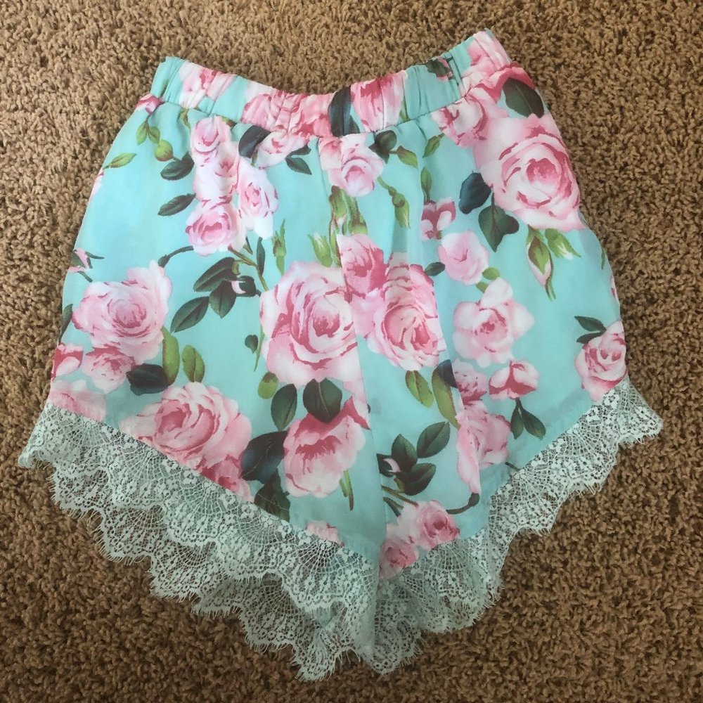 Tobi XS Floral Shorts